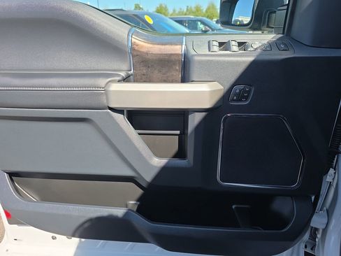 Used 2022 Ford F350 Lariat w/ Chrome Package image 18