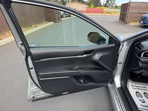 Used 2018 Toyota Camry SE FWD image 10