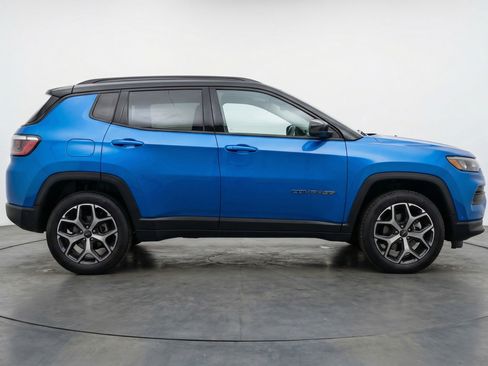 Used 2025 Jeep Compass Limited image 11