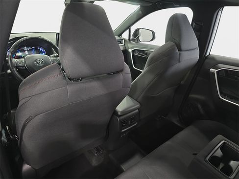 Used 2021 Toyota RAV4 SE image 13