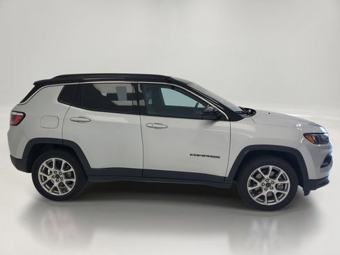 Used 2025 Jeep Compass Limited AWD/4WD image 2