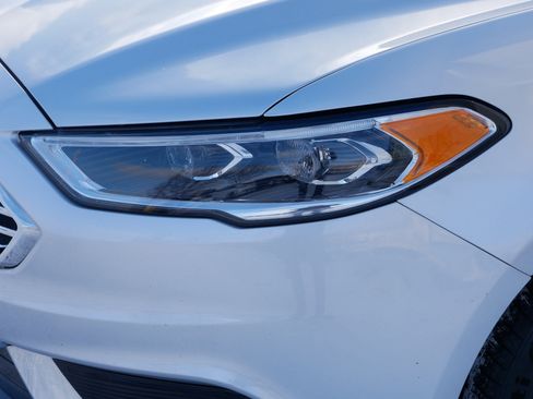 Used 2018 Ford Fusion SE w/ Fusion SE Technology Package image 16