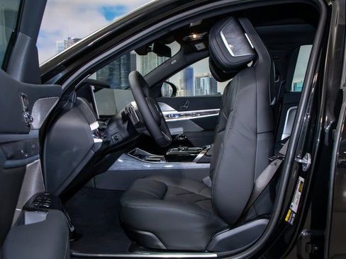 Used 2025 BMW i7 xDrive60 image 21