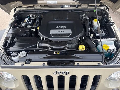 Used 2018 Jeep Wrangler Unlimited Rubicon w/ Connectivity Group image 20