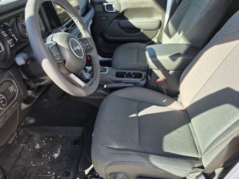 Used 2025 Jeep Gladiator Rubicon w/ Convenience Group image 13