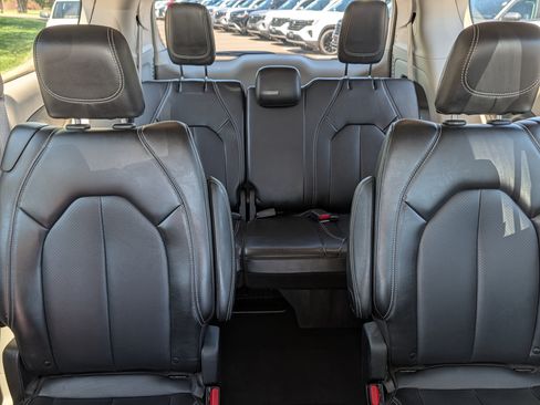 Used 2024 Chrysler Pacifica Touring-L FWD image 13