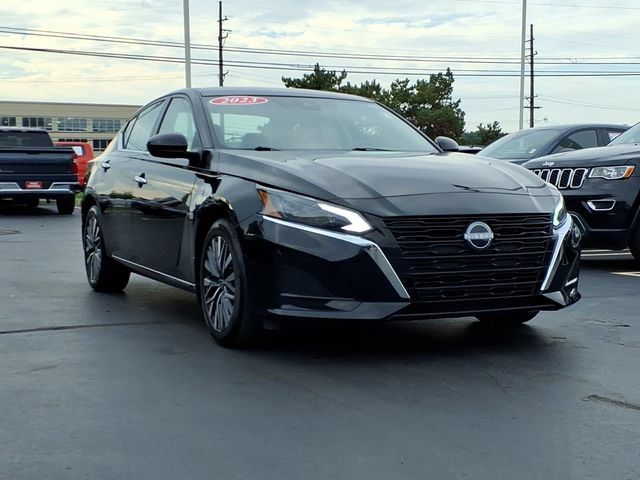 Used 2023 Nissan Altima 2.5 SV w/ SV Premium Package AWD/4WD image 3