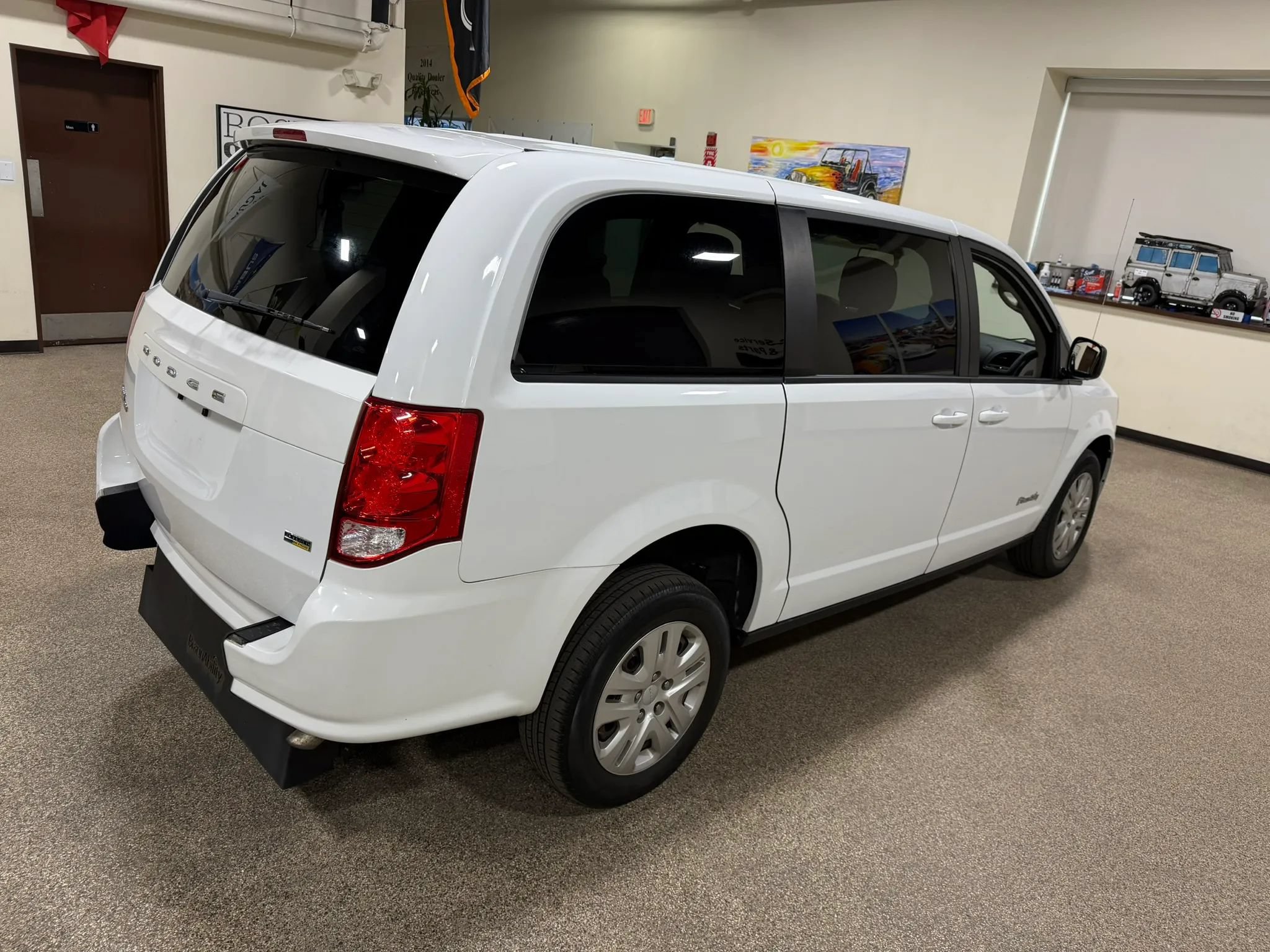 Used 2018 Dodge Grand Caravan SE FWD image 16