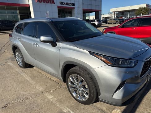 Used 2020 Toyota Highlander Limited image 2