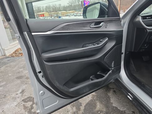 Used 2024 Jeep Grand Cherokee L Limited w/ Luxury Tech Group II image 17