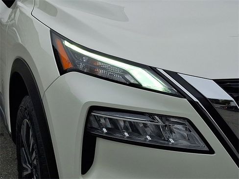 Used 2023 Nissan Rogue SV image 9