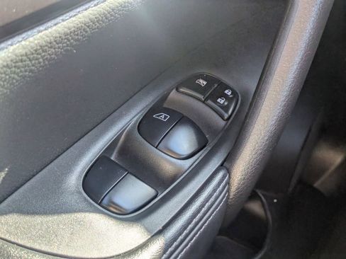 Used 2020 Nissan Rogue SV image 22