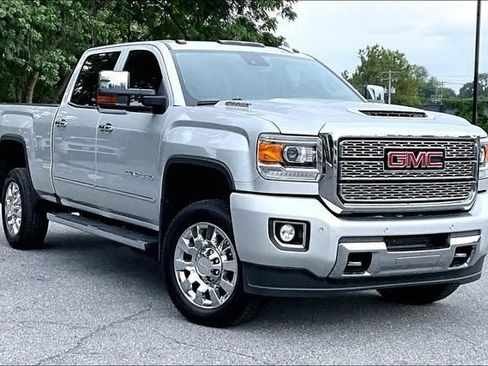 Used 2019 GMC Sierra 2500 Denali w/ Duramax Plus Package AWD/4WD image 2