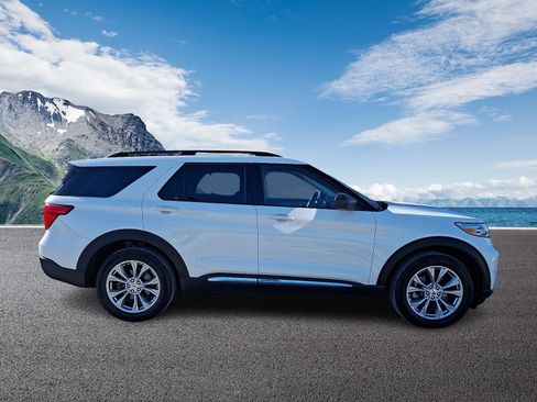 Certified 2023 Ford Explorer XLT w/ Equipment Group 202A image 7