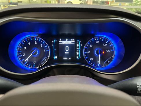 Used 2017 Chrysler Pacifica Touring-L w/ Tire & Wheel Group FWD image 17