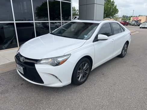 Used 2015 Toyota Camry SE w/ Moonroof Package image 1