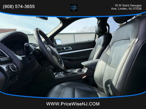 Used 2017 Ford Explorer XLT w/ Equipment Group 202A image 8