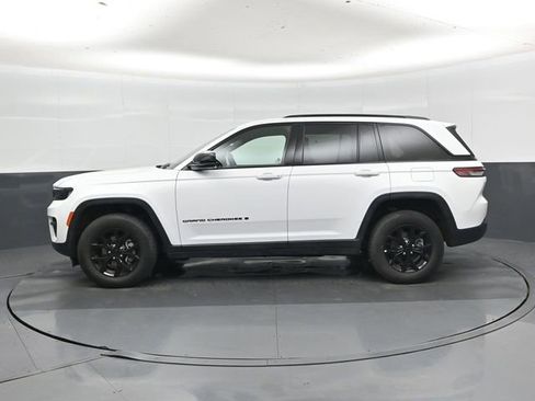 Used 2025 Jeep Grand Cherokee Altitude AWD/4WD image 7