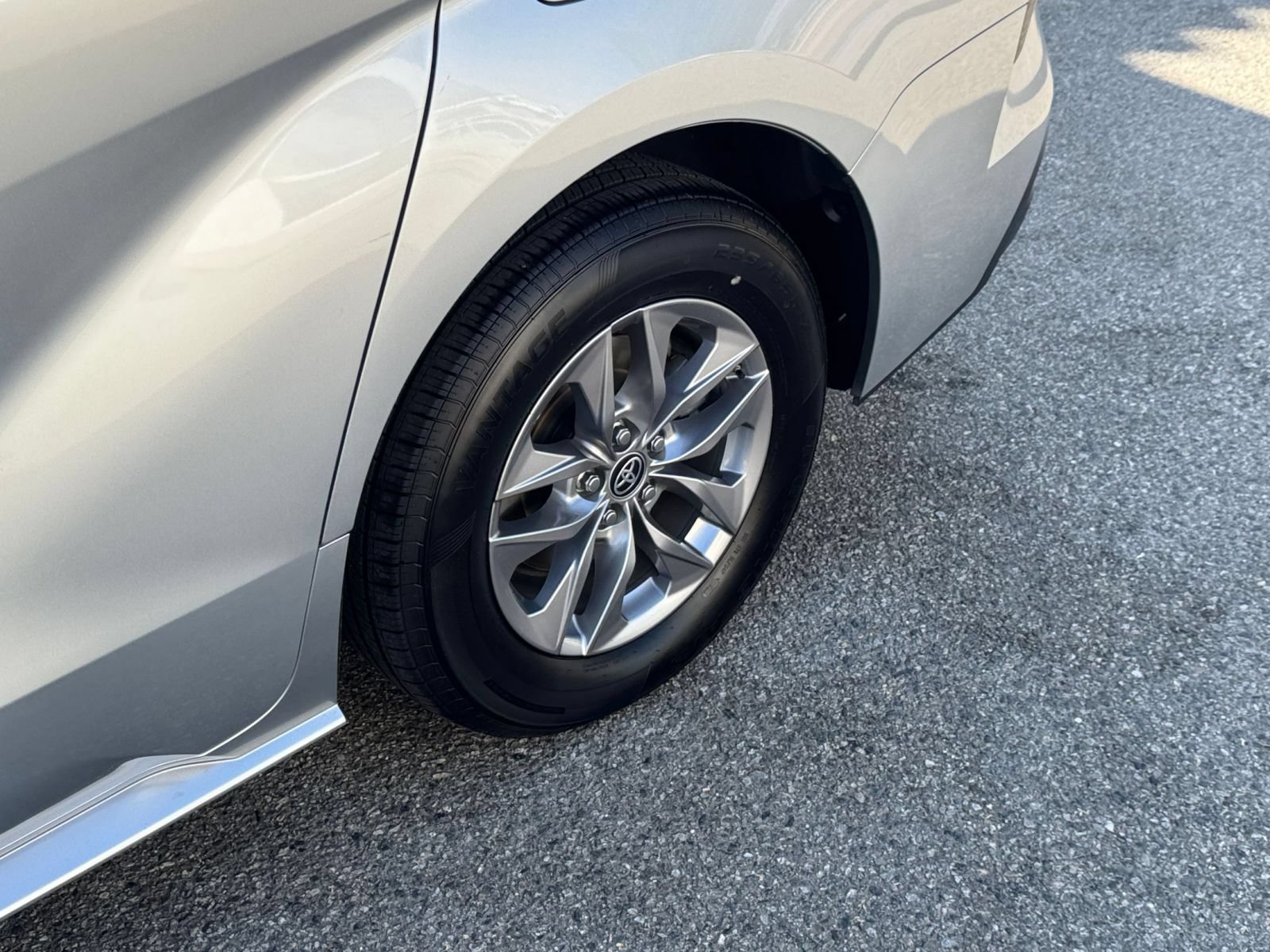 Used 2025 Toyota Sienna XLE FWD image 33