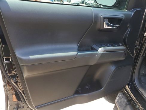 Used 2017 Toyota Tacoma TRD Sport w/ Tow Package RWD image 18