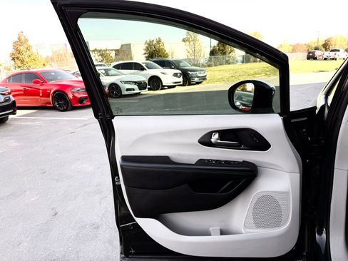 Used 2020 Chrysler Pacifica Limited image 18