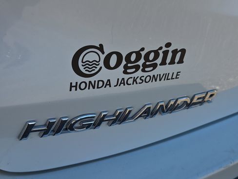 Used 2015 Toyota Highlander LE image 29