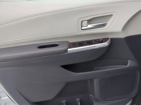 Used 2024 Toyota Sienna XLE image 8
