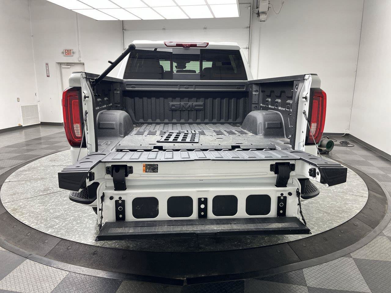 Certified 2025 GMC Sierra 1500 AT4 w/ Technology Package AWD/4WD image 38