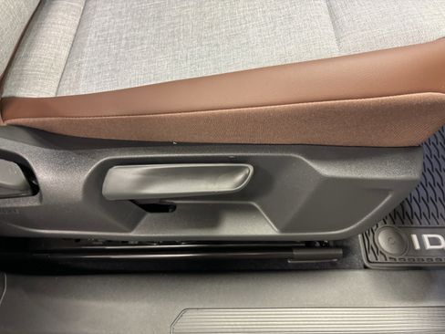 New 2025 Volkswagen ID.4 Pro RWD image 12