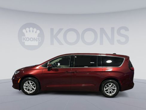 Used 2023 Chrysler Pacifica Touring-L FWD image 2
