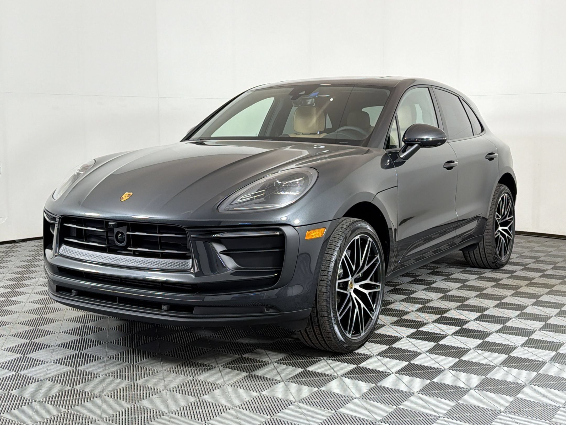 Used 2026 Porsche Macan AWD/4WD image 1