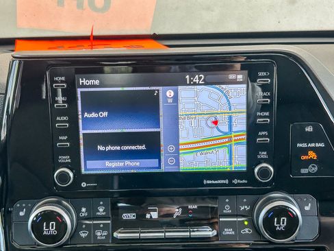 Used 2022 Toyota Highlander XLE FWD image 14