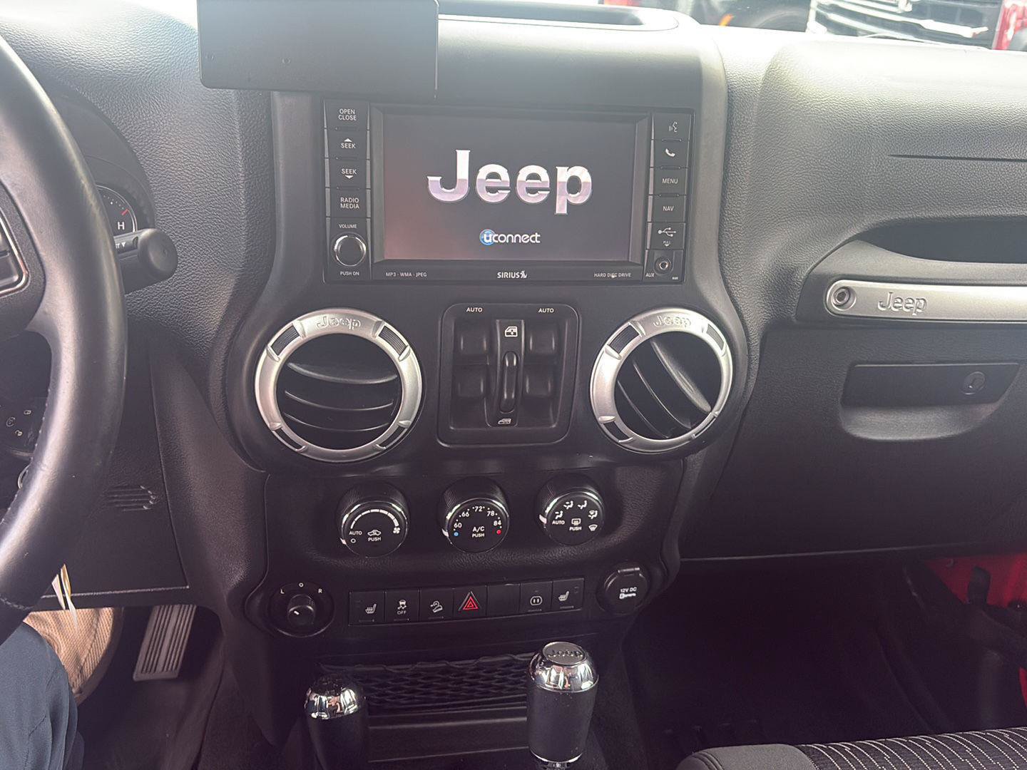 Used 2012 Jeep Wrangler Unlimited Rubicon w/ Connectivity Group AWD/4WD image 13