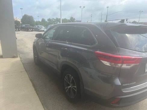 Used 2018 Toyota Highlander Plus AWD/4WD image 4