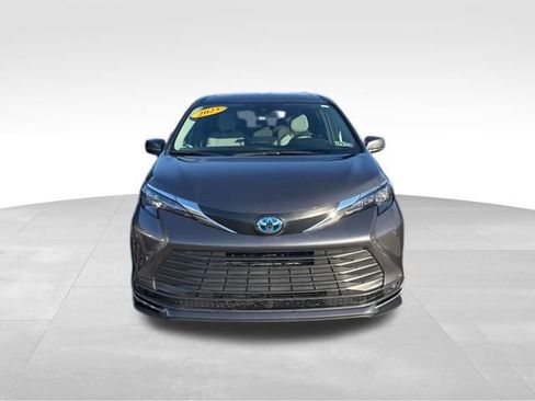 Used 2025 Toyota Sienna LE image 7