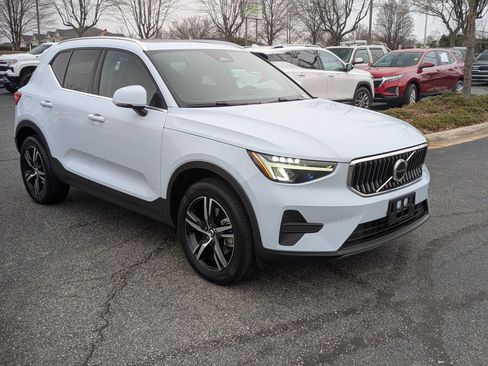 Used 2025 Volvo XC40 B5 Core image 2