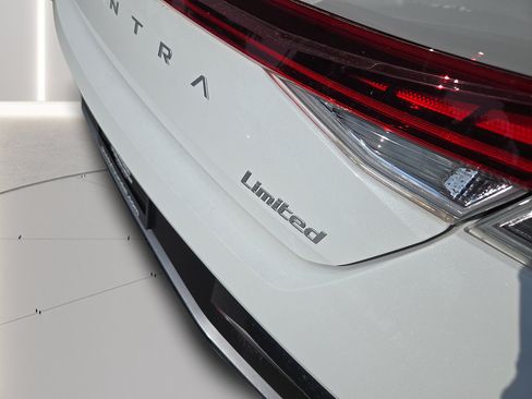 Certified 2025 Hyundai Elantra Limited FWD image 35