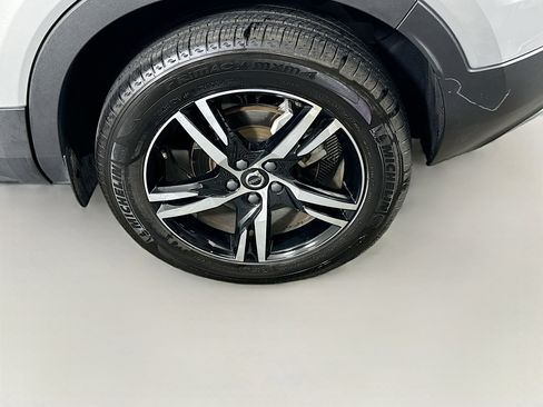 Used 2025 Volvo XC40 B5 Core AWD/4WD image 11
