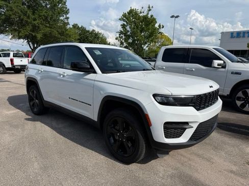 Used 2023 Jeep Grand Cherokee Altitude AWD/4WD image 3