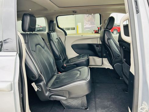 Used 2023 Chrysler Pacifica Limited image 32