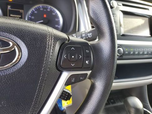 Used 2018 Toyota Highlander LE image 25