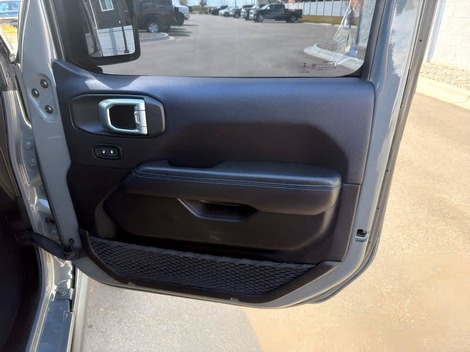 Used 2022 Jeep Wrangler Unlimited Rubicon 4xe w/ Steel Bumper Group AWD/4WD image 16