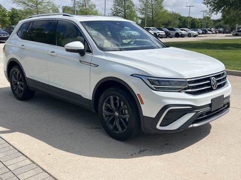 Used 2023 Volkswagen Tiguan SE w/ Panoramic Sunroof Package image 2