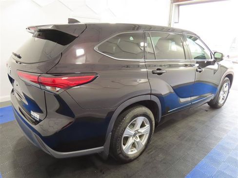 Used 2021 Toyota Highlander LE AWD/4WD image 11