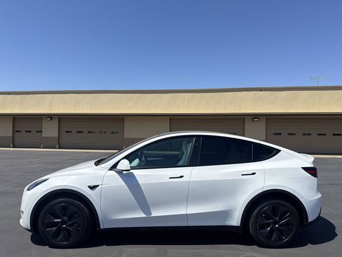 Used 2024 Tesla Model Y Long Range AWD/4WD image 4