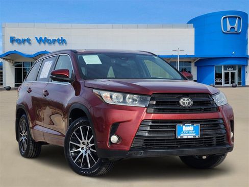Used 2017 Toyota Highlander SE image 1
