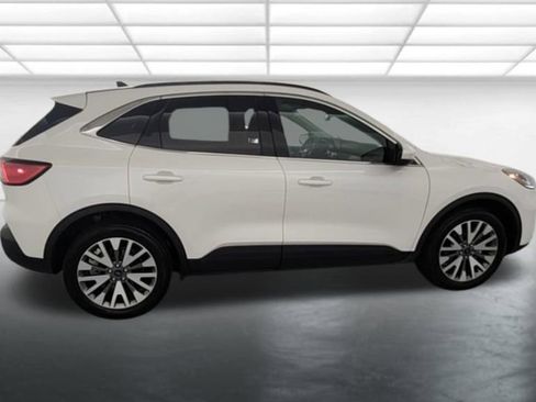 Certified 2022 Ford Escape Titanium w/ Class II Trailer Tow Package image 9