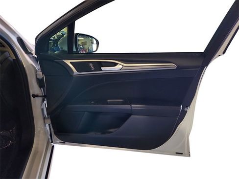 Used 2018 Ford Fusion SE w/ Fusion SE Technology Package image 22