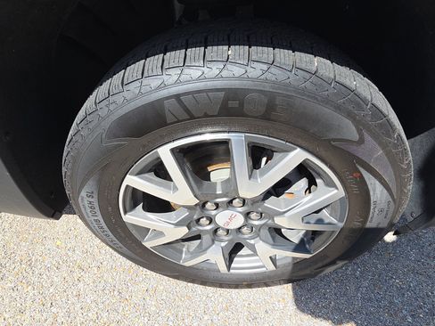 Used 2023 GMC Acadia SLE FWD image 10