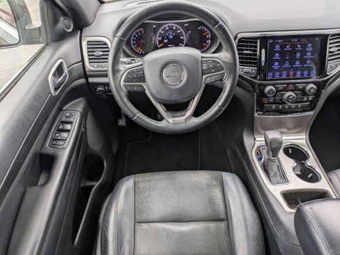 Used 2019 Jeep Grand Cherokee Laredo w/ Laredo X Package RWD image 4